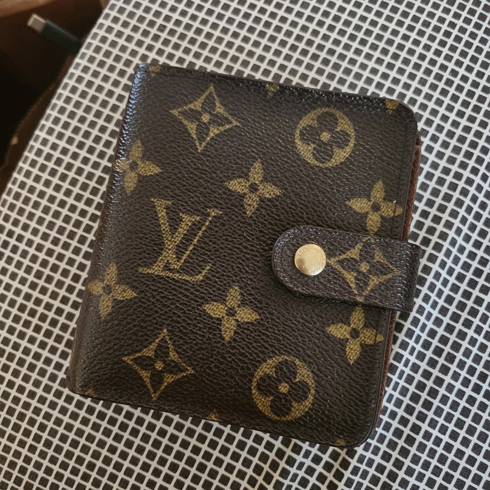 Bifold wallet with zipper